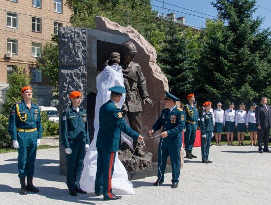 Памятник пожарным и спасателям открыли в Новосибирске
